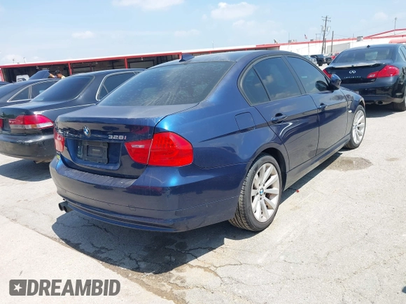 2011 BMW 3 Series 328i z VIN WBAPH7C56BE680769, wystawiony jako IAAI lot #42333900 z przebiegiem Nie podano mil oraz . Historia ofert i sprzedaży dostępna na DreamBid. Obrazek 4.