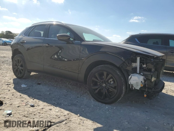 2024 Mazda CX-30 Premium z VIN 3MVDMBDY6RM602606, wystawiony jako Copart lot #81223314 z przebiegiem 4041 mil mil oraz Szkody całkowita. Historia ofert i sprzedaży dostępna na DreamBid. Obrazek 4.