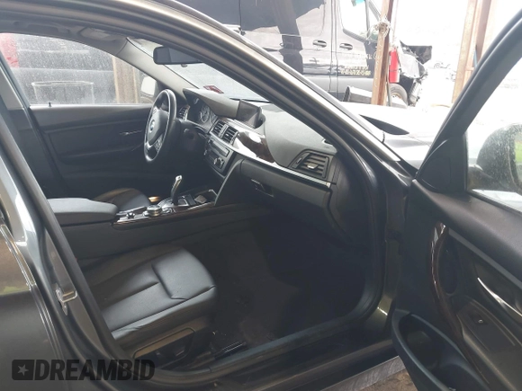 2015 BMW 3 Series 328i xDrive z VIN WBA3B3G58FNR85943, wystawiony jako IAAI lot #41721614 z przebiegiem 95 997 mil mil oraz . Historia ofert i sprzedaży dostępna na DreamBid. Obrazek 5.