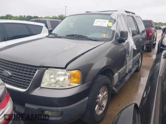 2005 Ford Expedition Special Service with VIN 1FMPU15545LA40791, listed as a IAAI auction lot 41823519 with 156,915 mi miles. Bid and sale history available at carsss.com. Image 2.