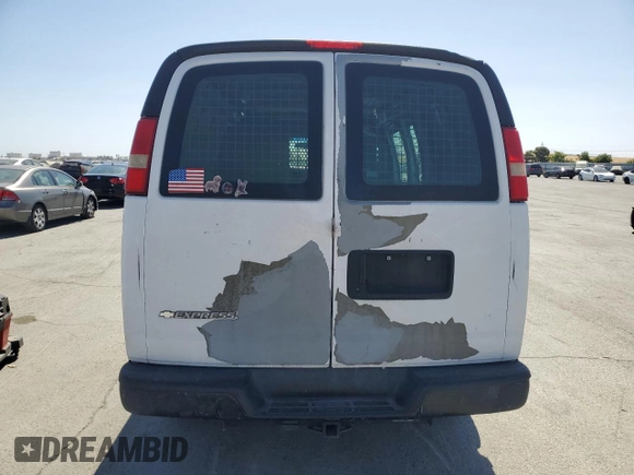 2008 Chevrolet Express Cargo z VIN 1GCGG25C581202010, wystawiony jako Copart lot #61499705 z przebiegiem 316 849 mil mil oraz Czysty tytuł • Clean title. Historia ofert i sprzedaży dostępna na DreamBid. Obrazek 6.