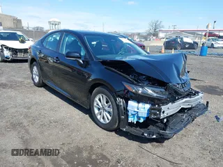 2025 Toyota Camry LE z VIN 4T1DAACK5SU581231, wystawiony jako IAAI lot #41934940 z przebiegiem 9887 mil mil oraz . Historia ofert i sprzedaży dostępna na DreamBid. Obrazek 1.