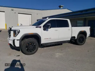 2025 GMC Sierra 2500HD AT4 z VIN 1GT4UPEY7SF114283, wystawiony jako Copart lot #86565004 z przebiegiem 4 371 mil mil oraz Szkoda całkowita • Salvage title. Historia ofert i sprzedaży dostępna na DreamBid. Obrazek 1.