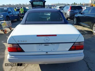 1995 Mercedes-Benz E Class with VIN WDBEA66E9SC258865, listed as a IAAI auction lot 41825726 with 101,866 mi miles. Bid and sale history available at carsss.com. Image 16.