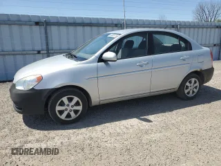2010 Hyundai Accent GL z VIN KMHCN4BC8AU508803, wystawiony jako Copart lot #54885175 z przebiegiem 329 691 mil mil oraz Czysty tytuł • Clean title. Historia ofert i sprzedaży dostępna na DreamBid. Obrazek 1.