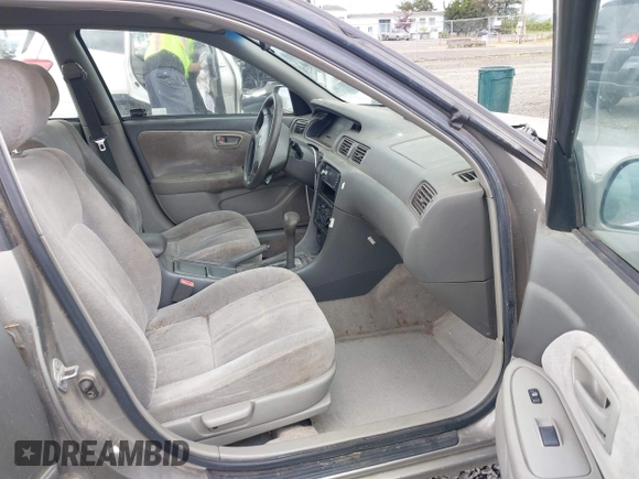 1998 Toyota Camry LE z VIN JT2BG22K6W0147522, wystawiony jako IAAI lot #42305222 z przebiegiem 224 539 mil mil oraz . Historia ofert i sprzedaży dostępna na DreamBid. Obrazek 5.