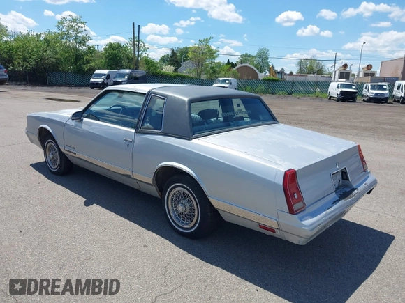 1987 Chevrolet Monte Carlo z VIN 1G1GZ11Z4HR114011, wystawiony jako IAAI lot #42204871 z przebiegiem 74 357 mil mil oraz . Historia ofert i sprzedaży dostępna na DreamBid. Obrazek 3.