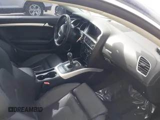 2010 Audi A5 Premium Plus z VIN WAULFAFR2AA069370, wystawiony jako IAAI lot #42301018 z przebiegiem 114 526 mil mil oraz . Historia ofert i sprzedaży dostępna na DreamBid. Obrazek 5.