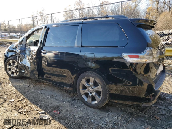 2013 Toyota Sienna SE с VIN 5TDXK3DC9DS390825, выставлен на аукционе Copart как лот 82363794 с пробегом 244 673 миль миль и Списание • Salvage title. История ставок и продаж доступна на DreamBid. Изображение 2.
