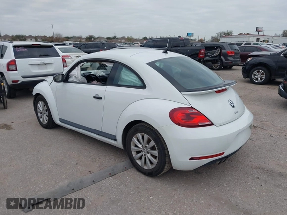 2018 Volkswagen Beetle S z VIN 3VWFD7AT4JM701569, wystawiony jako IAAI lot #41106340 z przebiegiem 78 754 mil mil oraz . Historia ofert i sprzedaży dostępna na DreamBid. Obrazek 3.