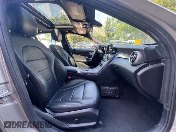 2020 Mercedes-Benz C 300 z VIN 55SWF8EB0LU328511, wystawiony jako Copart lot #63152805 z przebiegiem 92 013 mil mil oraz Czysty tytuł • Clean title. Historia ofert i sprzedaży dostępna na DreamBid. Obrazek 5.