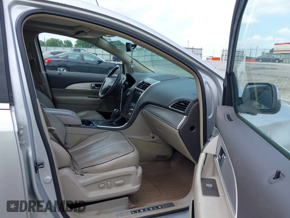 2011 Lincoln MKX z VIN 2LMDJ8JK2BBJ26455, wystawiony jako IAAI lot #42483429 z przebiegiem 196 075 mil mil oraz . Historia ofert i sprzedaży dostępna na DreamBid. Obrazek 5.