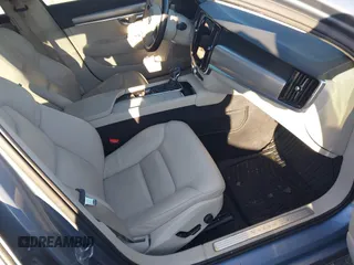 2017 Volvo S90 Momentum with VIN YV1A22MK0H1014633, listed as a IAAI auction lot 41266677 with 46,470 mi miles. Bid and sale history available at carsss.com. Image 5.