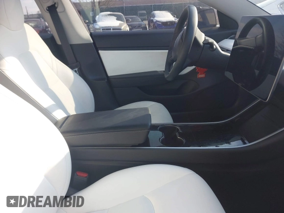 2020 Tesla Model 3 Standard Range Plus z VIN 5YJ3E1EA6LF662080, wystawiony jako IAAI lot #41410445 z przebiegiem Nie podano mil oraz . Historia ofert i sprzedaży dostępna na DreamBid. Obrazek 5.