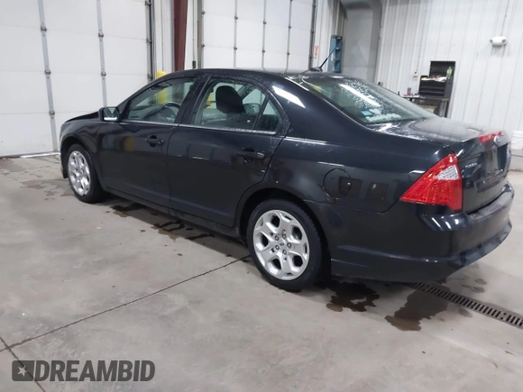2010 Ford Fusion SE z VIN 3FAHP0HA5AR376700, wystawiony jako IAAI lot #42260240 z przebiegiem 98 509 mil mil oraz . Historia ofert i sprzedaży dostępna na DreamBid. Obrazek 3.