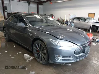2015 Tesla Model S 85D with VIN 5YJSA1E45FF108485, listed as a IAAI auction lot 41591796 with 61,922 mi miles. Bid and sale history available at carsss.com. Image 1.