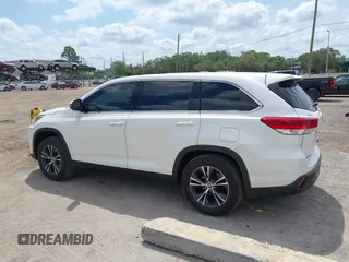 2019 Toyota Highlander LE z VIN 5TDZARFH0KS060236, wystawiony jako IAAI lot #42201282 z przebiegiem 66 647 mil mil oraz . Historia ofert i sprzedaży dostępna na DreamBid. Obrazek 13.