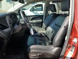 2019 Toyota Sienna SE с VIN 5TDEZ3DC6KS219708, выставлен на аукционе Copart как лот 53881225 с пробегом 116 807 миль миль и Списание • Salvage title. История ставок и продаж доступна на DreamBid. Изображение 7.