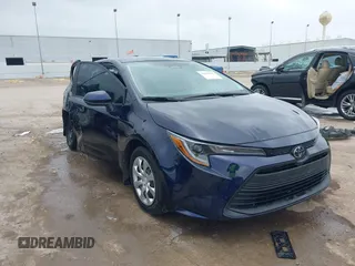 2025 Toyota Corolla LE z VIN 5YFB4MDE2SP242307, wystawiony jako IAAI lot #41869842 z przebiegiem 7079 mil mil oraz . Historia ofert i sprzedaży dostępna na DreamBid. Obrazek 1.