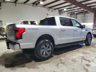 2024 Ford F-150 Lightning Lariat z VIN 1FT6W5L74RWG04451, wystawiony jako Copart lot #86058664 z przebiegiem 2 232 mil mil oraz Szkoda całkowita • Salvage title. Historia ofert i sprzedaży dostępna na DreamBid. Obrazek 3.