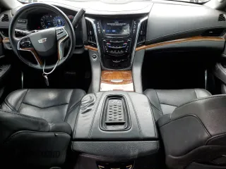 2017 Cadillac Escalade Luxury z VIN 1GYS4BKJXHR357895, wystawiony jako Copart lot #56396535 z przebiegiem 121 127 mil mil oraz Tytuł czysty. Historia ofert i sprzedaży dostępna na DreamBid. Obrazek 8.