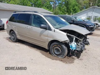 2010 Toyota Sienna CE z VIN 5TDKK4CC5AS327993, wystawiony jako IAAI lot #42227799 z przebiegiem 152 636 mil mil oraz . Historia ofert i sprzedaży dostępna na DreamBid. Obrazek 1.