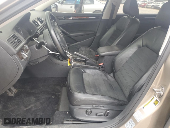 2015 Volkswagen Passat SEL Premium z VIN 1VWCV7A3XFC030563, wystawiony jako Copart lot #56851175 z przebiegiem 217 343 mil mil oraz Szkoda całkowita • Salvage title. Historia ofert i sprzedaży dostępna na DreamBid. Obrazek 7.
