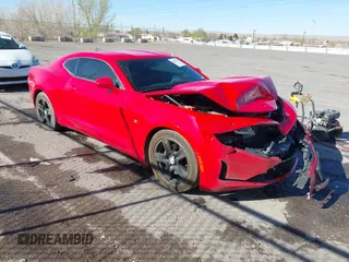 2020 Chevrolet Camaro 1LS z VIN 1G1FB1RX2L0122611, wystawiony jako IAAI lot #41835572 z przebiegiem 111 175 mil mil oraz . Historia ofert i sprzedaży dostępna na DreamBid. Obrazek 1.
