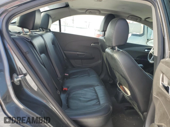 2013 Chevrolet Sonic LTZ z VIN 1G1JE5SH6D4114209, wystawiony jako Copart lot #44854675 z przebiegiem 130 385 mil mil oraz Czysty tytuł • Clean title. Historia ofert i sprzedaży dostępna na DreamBid. Obrazek 10.