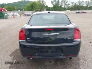 2015 Chrysler 300 S z VIN 2C3CCAGG1FH923044, wystawiony jako IAAI lot #42284945 z przebiegiem 132 681 mil mil oraz . Historia ofert i sprzedaży dostępna na DreamBid. Obrazek 16.