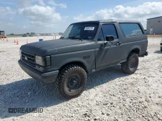 1990 Ford Bronco XL z VIN 1FMEU15N7LLB11647, wystawiony jako Copart lot #60002725 z przebiegiem 100 264 mil mil oraz Czysty tytuł • Clean title. Historia ofert i sprzedaży dostępna na DreamBid. Obrazek 1.