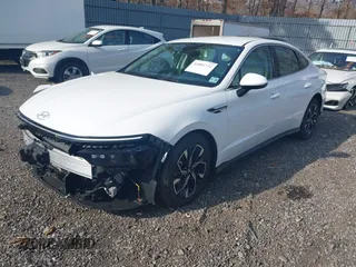 2024 Hyundai Sonata SEL z VIN KMHL64JA4RA395863, wystawiony jako IAAI lot #41801732 z przebiegiem 3 034 mil mil oraz . Historia ofert i sprzedaży dostępna na DreamBid. Obrazek 2.
