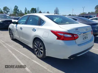 2017 Nissan Altima SV z VIN 1N4AL3AP1HC141166, wystawiony jako IAAI lot #41863150 z przebiegiem 95 770 mil mil oraz . Historia ofert i sprzedaży dostępna na DreamBid. Obrazek 3.