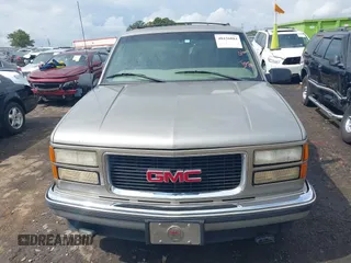 1999 GMC Suburban with VIN 3GKEC16R0XG547353, listed as a IAAI auction lot 40426884 with 284,689 mi miles. Bid and sale history available at carsss.com. Image 12.