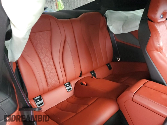 2022 BMW M8 Competition z VIN WBSAE0C00NCH03231, wystawiony jako Copart lot #89316515 z przebiegiem Nie podano mil oraz Nie do naprawy • Non repairable. Historia ofert i sprzedaży dostępna na DreamBid. Obrazek 10.