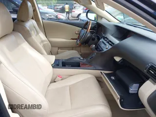 2013 Lexus RX 450h z VIN JTJBC1BA4D2052072, wystawiony jako IAAI lot #42076657 z przebiegiem 138 396 mil mil oraz . Historia ofert i sprzedaży dostępna na DreamBid. Obrazek 5.