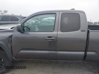 2023 Toyota Tacoma SR z VIN 3TYSZ5AN7PT106205, wystawiony jako IAAI lot #42084290 z przebiegiem 7123 mil mil oraz . Historia ofert i sprzedaży dostępna na DreamBid. Obrazek 14.
