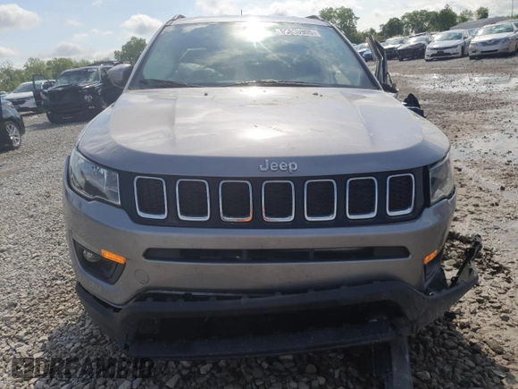 2019 Jeep Compass Latitude z VIN 3C4NJDBB4KT641523, wystawiony jako Copart lot #56635905 z przebiegiem Nie podano mil oraz Szkoda całkowita • Salvage title. Historia ofert i sprzedaży dostępna na DreamBid. Obrazek 5.