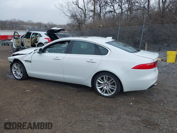 2016 Jaguar XF 35t Prestige with VIN SAJBK4BV9GCY11955, listed as a IAAI auction lot 41640739 with 83,047 mi miles. Bid and sale history available at carsss.com. Image 3.
