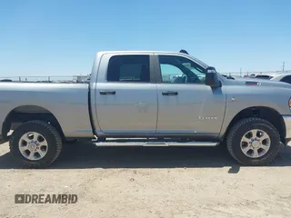 2023 Ram 2500 Big Horn z VIN 3C6UR5DL1PG654074, wystawiony jako IAAI lot #42255020 z przebiegiem 67 732 mil mil oraz . Historia ofert i sprzedaży dostępna na DreamBid. Obrazek 13.