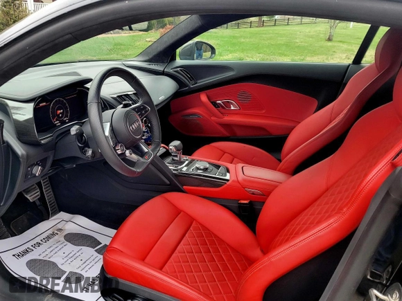 2021 Audi R8 z VIN WUAKBAFX4M7901384, wystawiony jako Copart lot #51984055 z przebiegiem 5 665 mil mil oraz Czysty tytuł • Clean title. Historia ofert i sprzedaży dostępna na DreamBid. Obrazek 6.