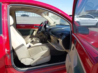 2006 Volkswagen New Beetle Coupe with VIN 3VWRW31C86M414081, listed as a IAAI auction lot 42066750 with 185,904 mi miles. Bid and sale history available at carsss.com. Image 5.