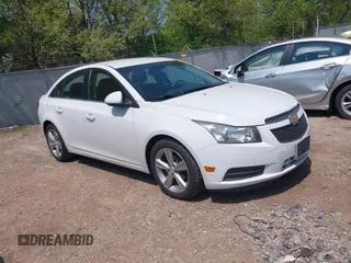 2014 Chevrolet Cruze 2LT z VIN 1G1PE5SB4E7363114, wystawiony jako IAAI lot #42263144 z przebiegiem 117 340 mil mil oraz . Historia ofert i sprzedaży dostępna na DreamBid. Obrazek 1.