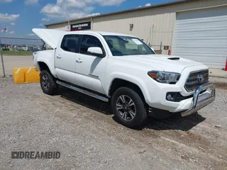 2017 Toyota Tacoma SR5 z VIN 5TFAZ5CN6HX047115, wystawiony jako IAAI lot #42124289 z przebiegiem 133 245 mil mil oraz . Historia ofert i sprzedaży dostępna na DreamBid. Obrazek 1.