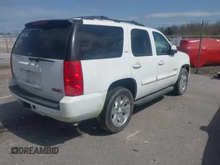 2008 GMC Yukon SLT w/4SB with VIN 1GKFC130X8R101206, listed as a IAAI auction lot 41735535 with 204,958 mi miles. Bid and sale history available at carsss.com. Image 4.