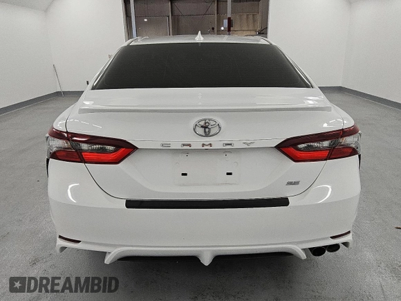2022 Toyota Camry SE z VIN 4T1G11AKXNU630931, wystawiony jako Copart lot #82355254 z przebiegiem 34 943 mil mil oraz Czysty tytuł • Clean title. Historia ofert i sprzedaży dostępna na DreamBid. Obrazek 6.