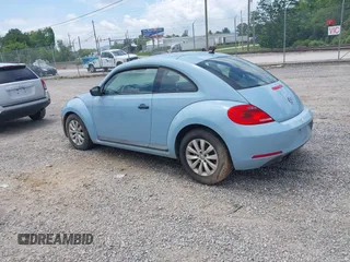 2015 Volkswagen Beetle Fleet Edition z VIN 3VWF17AT5FM611508, wystawiony jako IAAI lot #42441498 z przebiegiem 98 536 mil mil oraz . Historia ofert i sprzedaży dostępna na DreamBid. Obrazek 3.