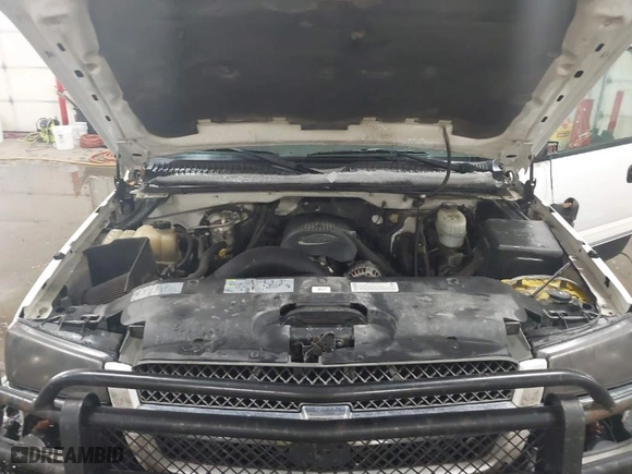 2003 Chevrolet Silverado 2500HD LS with VIN 1GCHK23U13F258343, listed as a IAAI auction lot 41288585 with 299,594 mi miles. Bid and sale history available at carsss.com. Image 10.