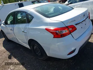 2018 Nissan Sentra S z VIN 3N1AB7AP7JY310031, wystawiony jako IAAI lot #41974445 z przebiegiem 106 842 mil mil oraz . Historia ofert i sprzedaży dostępna na DreamBid. Obrazek 3.