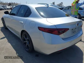 2019 Alfa Romeo Giulia z VIN ZARFAMAN7K7609854, wystawiony jako IAAI lot #42086641 z przebiegiem 45 398 mil mil oraz . Historia ofert i sprzedaży dostępna na DreamBid. Obrazek 3.